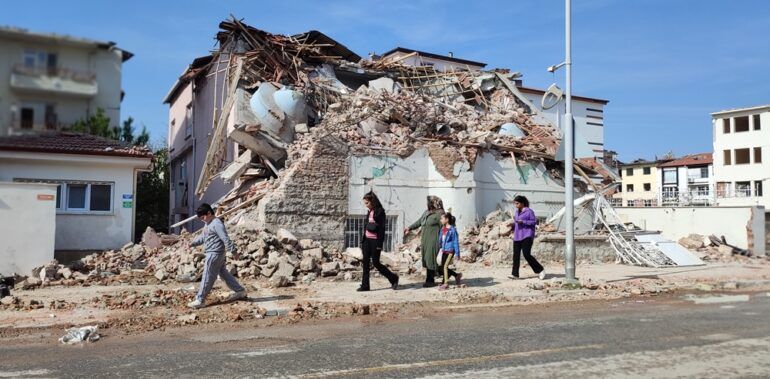Malatya’da kayısı işi hep kadınlarda: