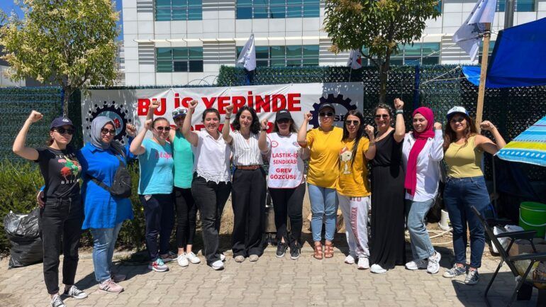 Corning grevindeki kadınlar anlatıyor: