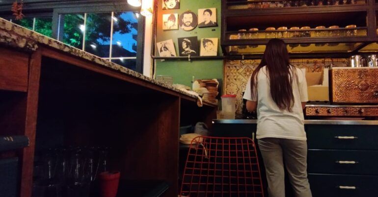 KAFE İŞÇİSİ KADINLAR YOĞUN EMEK SÖMÜRÜSÜYLE KARŞI KARŞIYA: